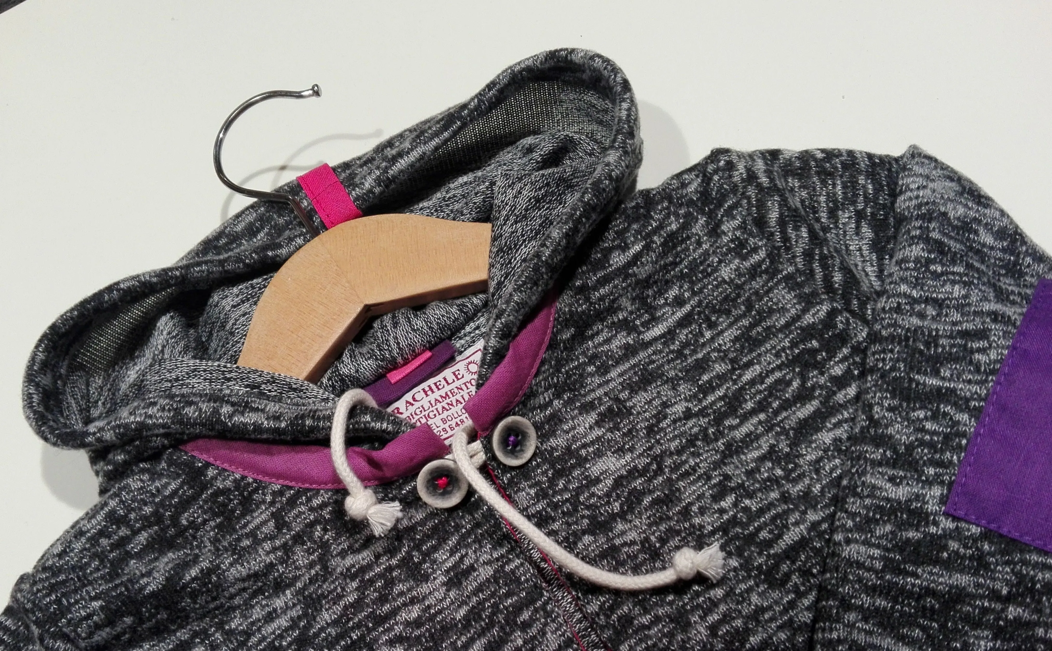 Long-sleeved sweater Gray with Pink details